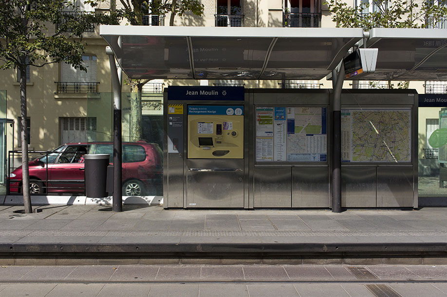Остановка общественного транспорта в городе